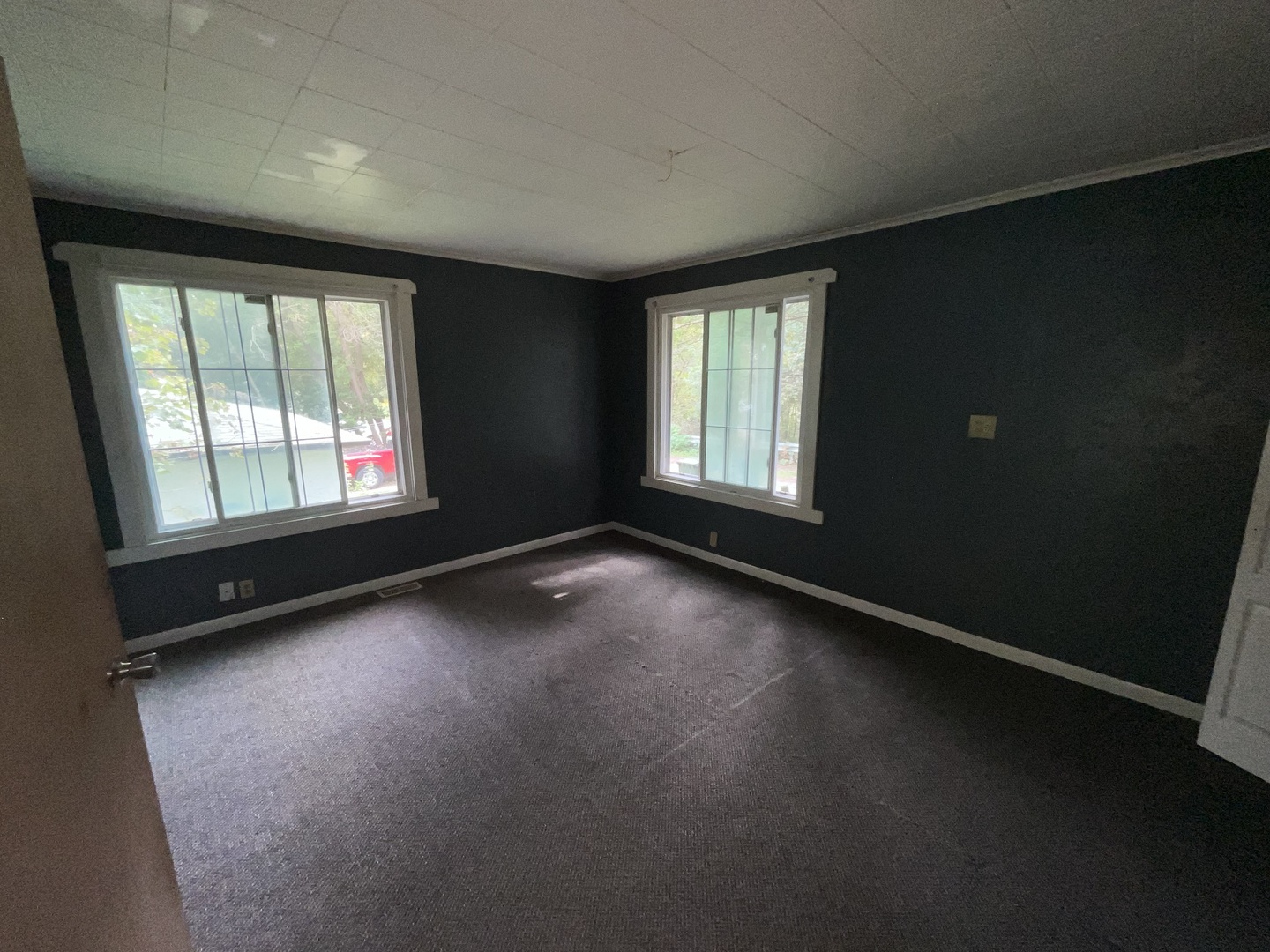 1422 River Road South Elgin, IL 60177 - Photo 16 of 31 an empty room with a window