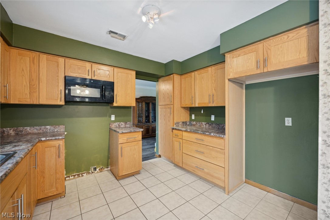 403 Harris Road Richmond Heights, OH 44143 - Photo 6 of 35 Kitchen