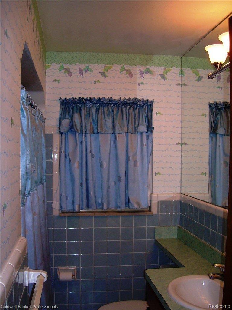 1161 Fairholme Road Grosse Pointe, MI 48236 - Photo 13 of 20 Bathroom