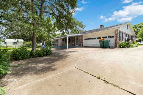 $332,500 | 730 North Sarah Jo Street, La Grange, TX 78945