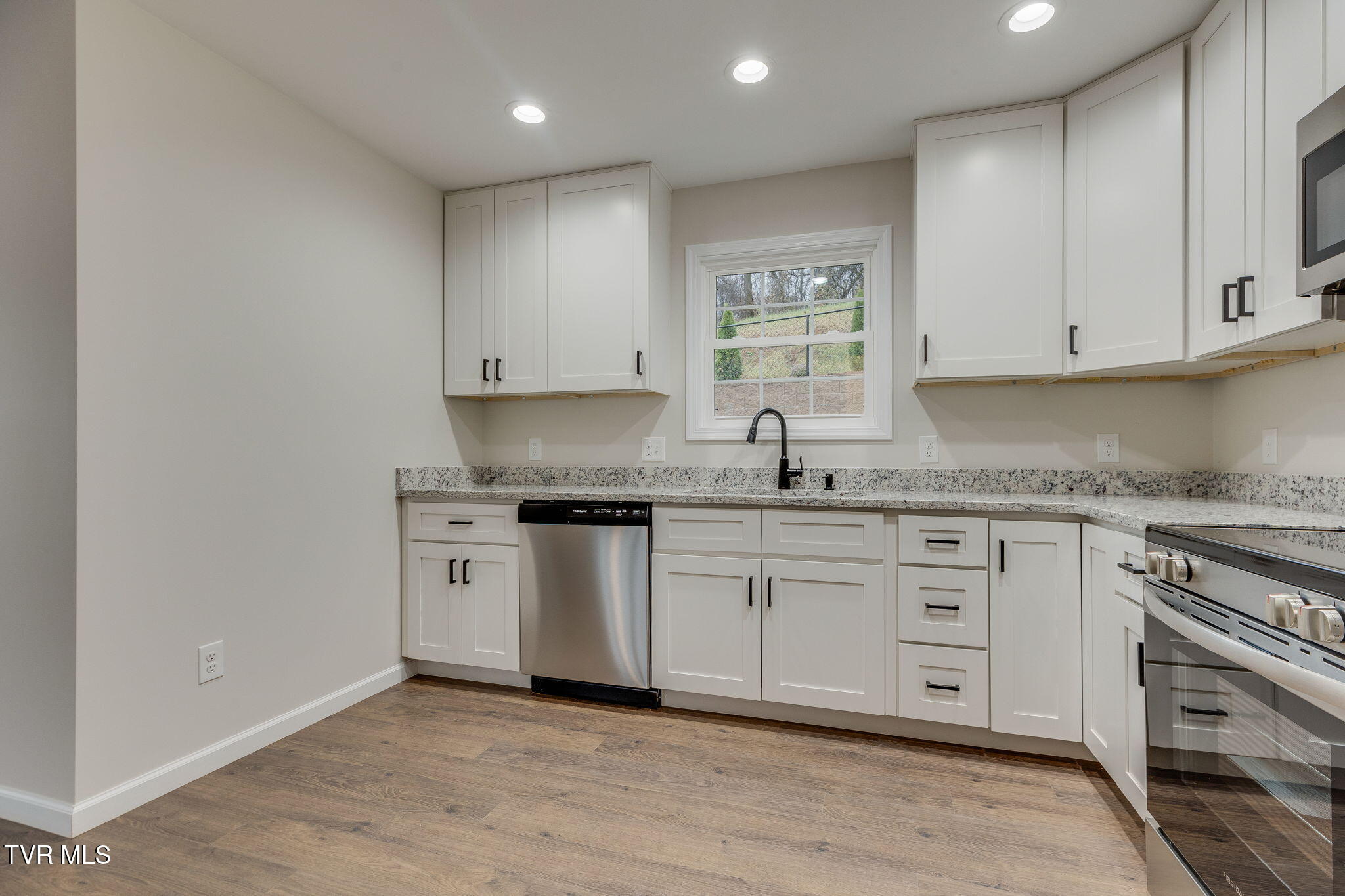 1922 Siam Road Elizabethton, TN 37643 - Photo 12 of 31 009