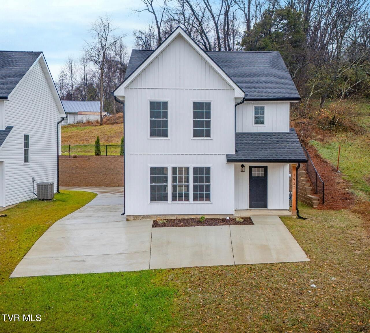 1922 Siam Road Elizabethton, TN 37643 - Photo 2 of 31 IMG_6042