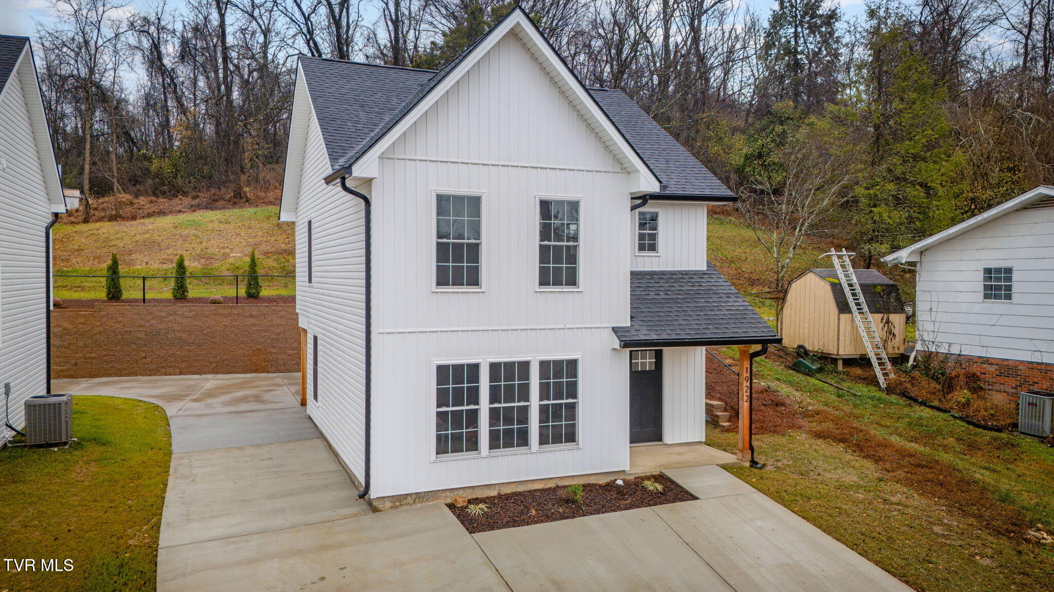 1922 Siam Road Elizabethton, TN 37643 - Photo 3 of 31 102 (2)