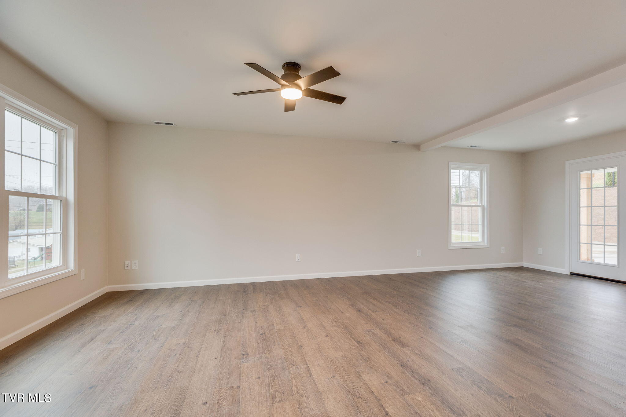 1922 Siam Road Elizabethton, TN 37643 - Photo 7 of 31 004