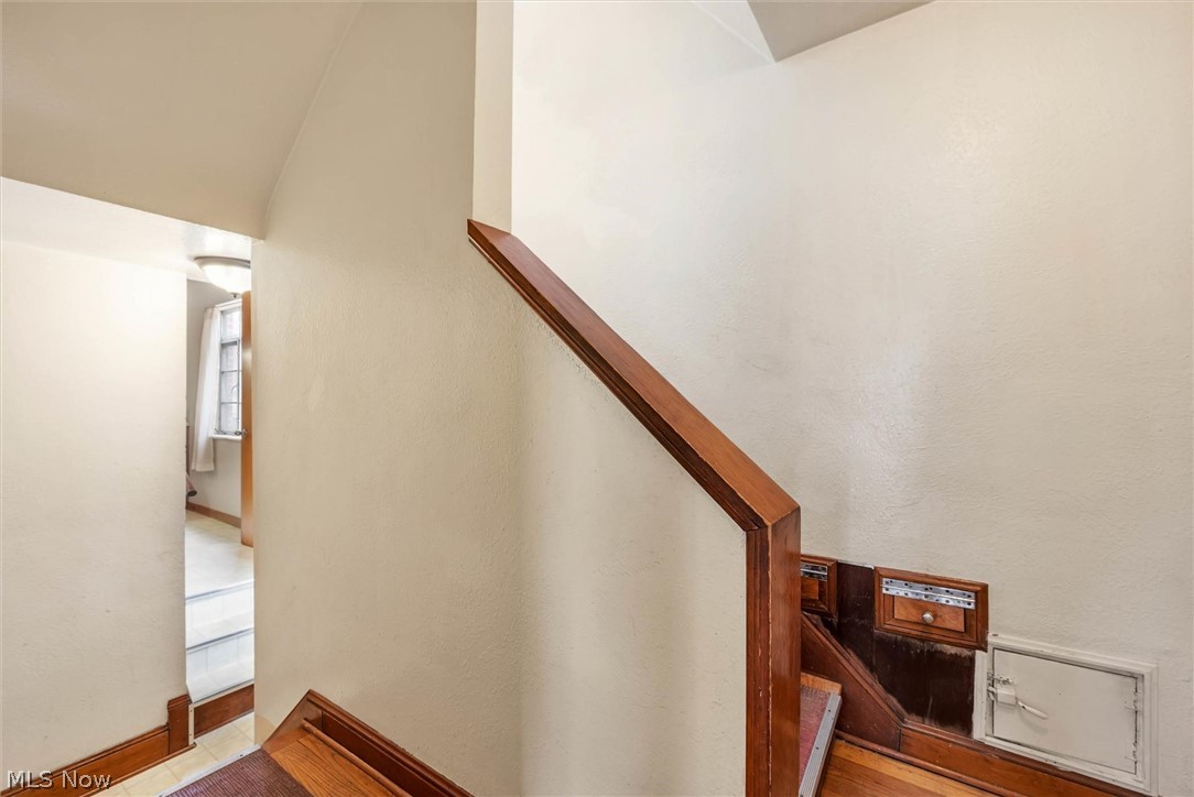 3568 Warren Road Cleveland, OH 44111 - Photo 28 of 33 Common space/ Entry