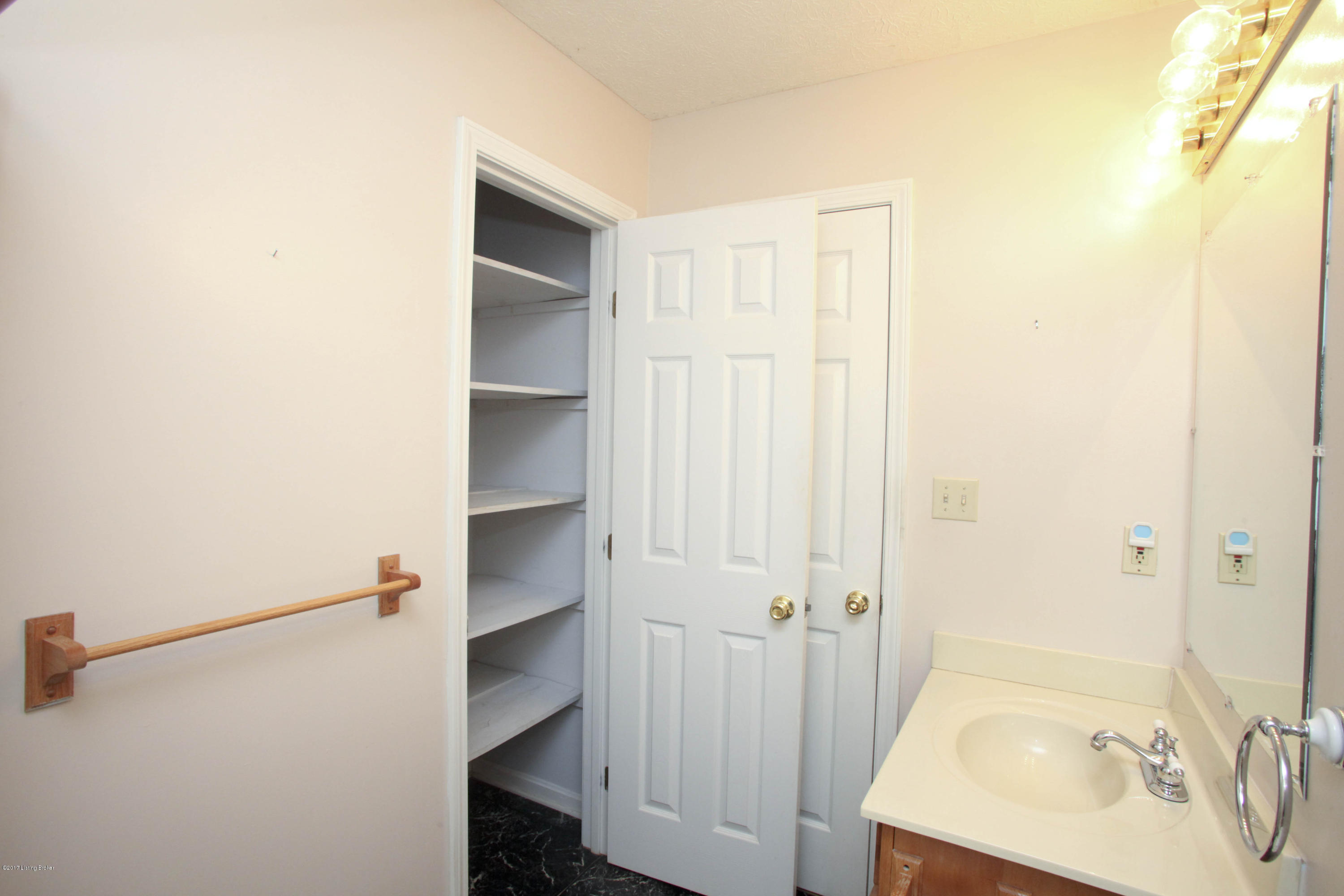 117 Stonepost Road Louisville, KY 40229 - Photo 26 of 57 ShellyHouse_0043