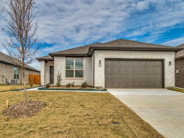 $1,795 | 920 Ravenwood Lane, Van Alstyne, TX 75495