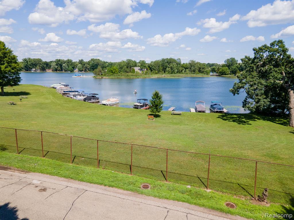 184 Crescent Road Waterford, MI 48327 - Photo 43 of 48 Gallery Image 43