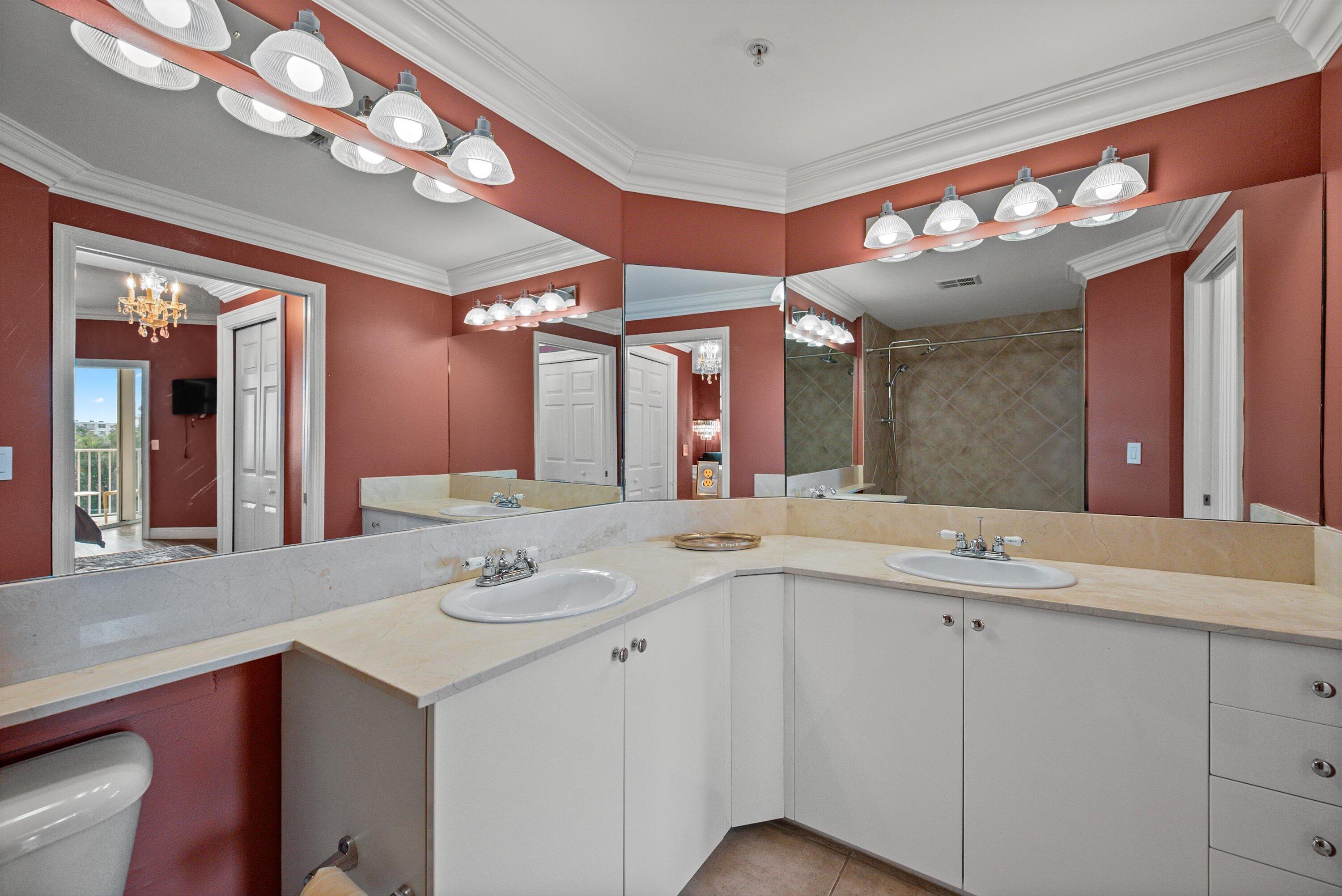 806 East Windward Way, Unit 323 Lantana, FL 33462 - Photo 13 of 32 Primary bathroom