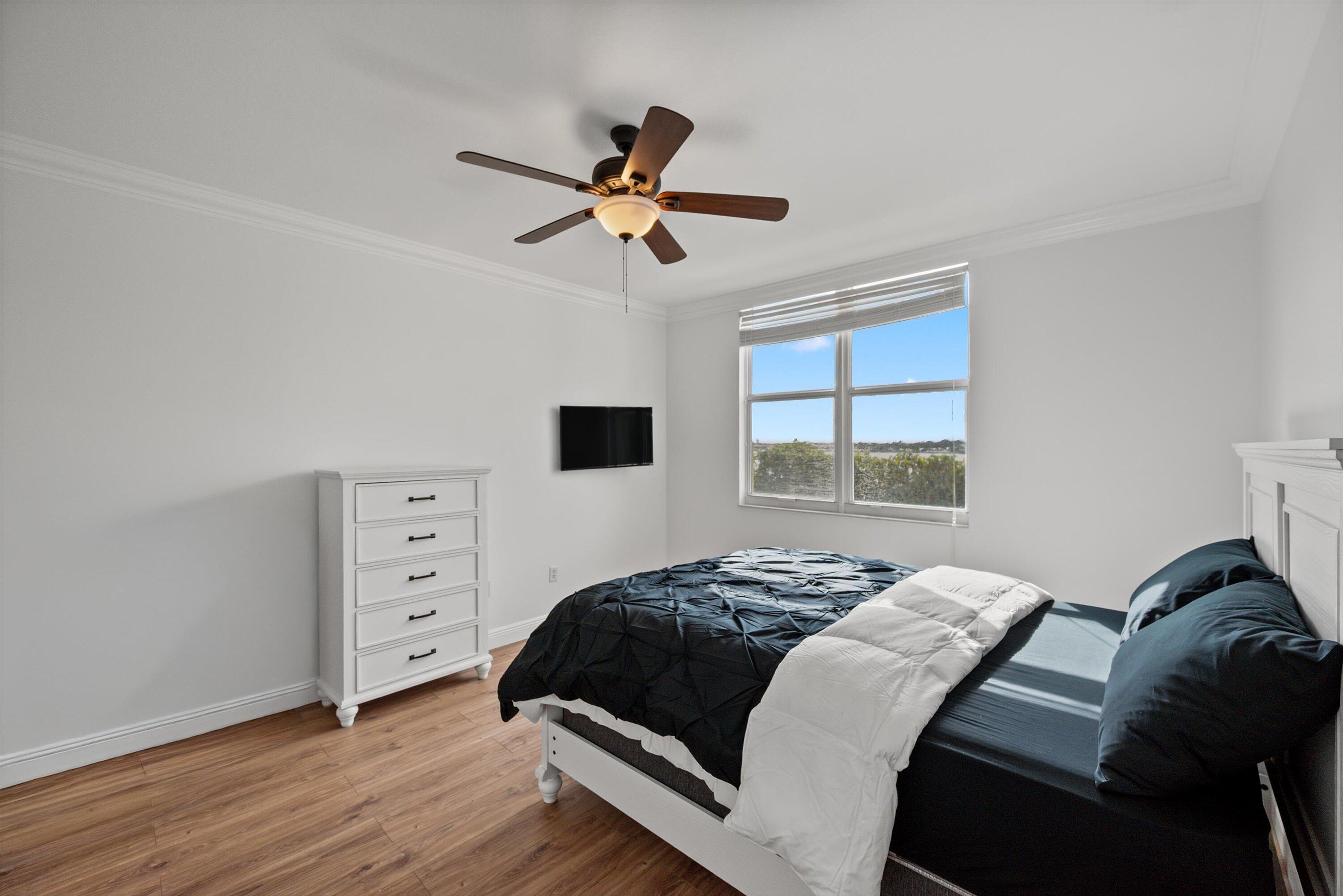 806 East Windward Way, Unit 323 Lantana, FL 33462 - Photo 15 of 32 Guest Bedroom