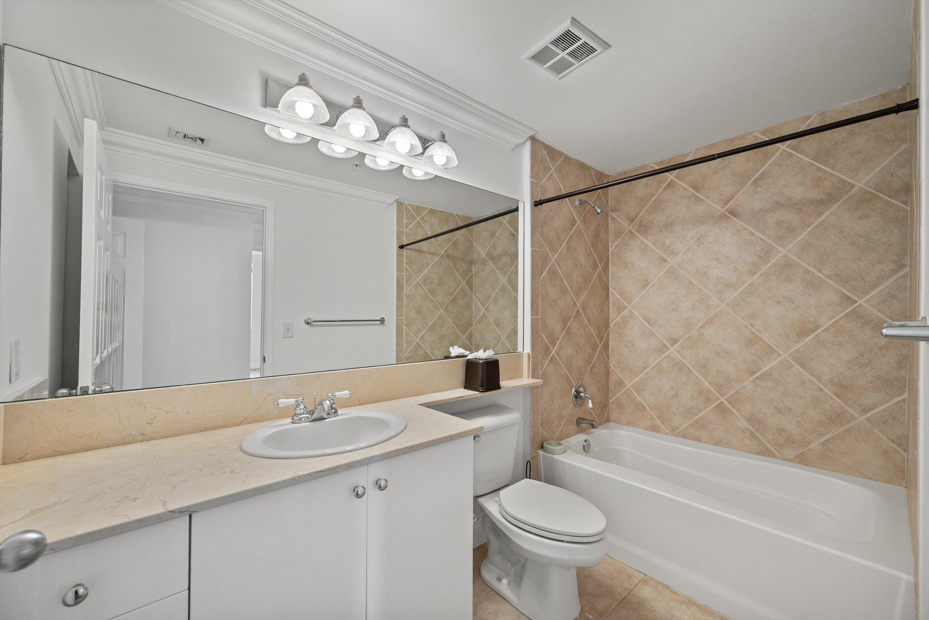 806 East Windward Way, Unit 323 Lantana, FL 33462 - Photo 17 of 32 Guest bathroom