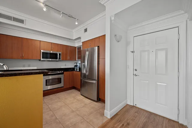 $6,000 | 806 East Windward Way, Unit 323, Lantana, FL 33462