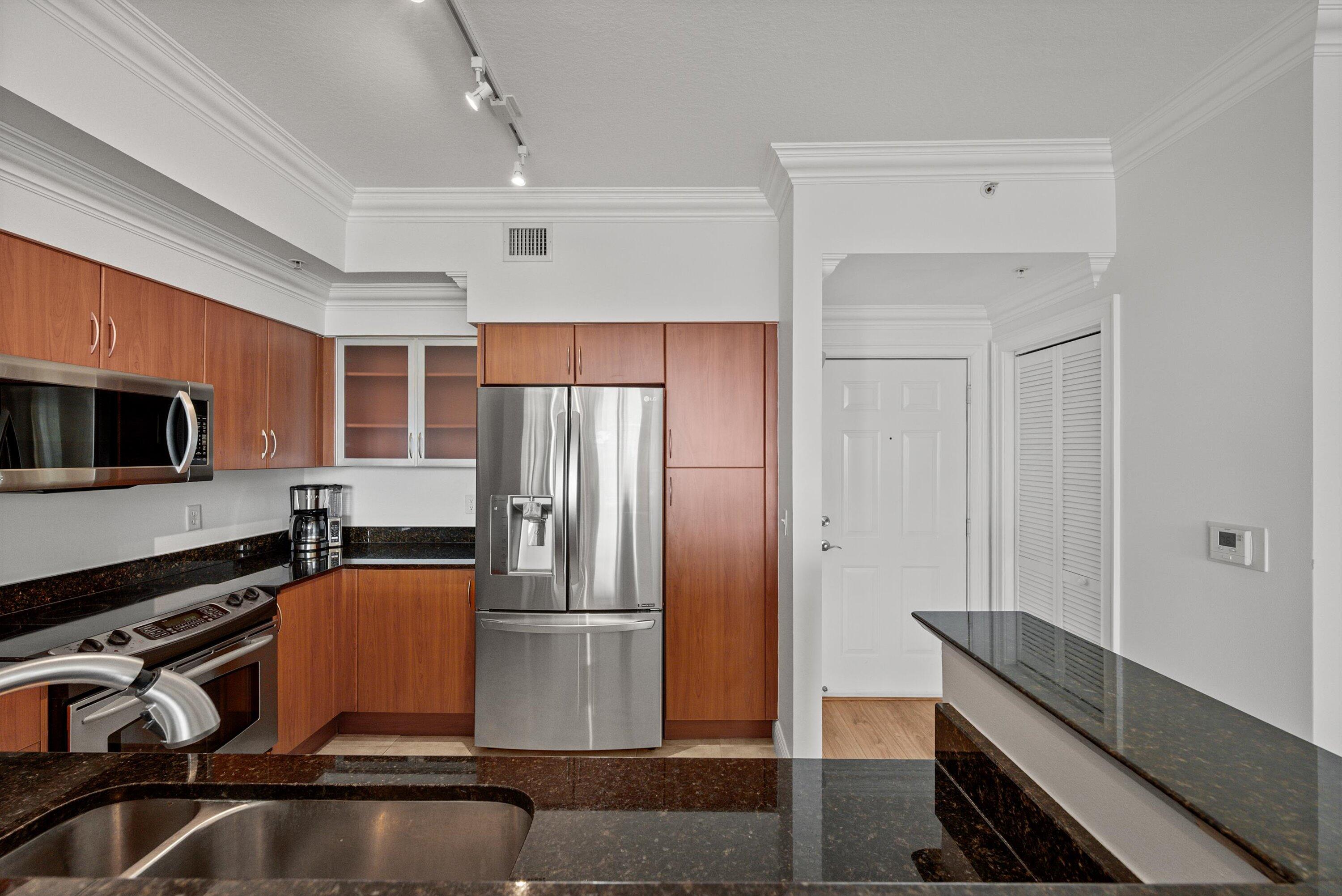 806 East Windward Way, Unit 323 Lantana, FL 33462 - Photo 6 of 32 Foyer, Kitchen