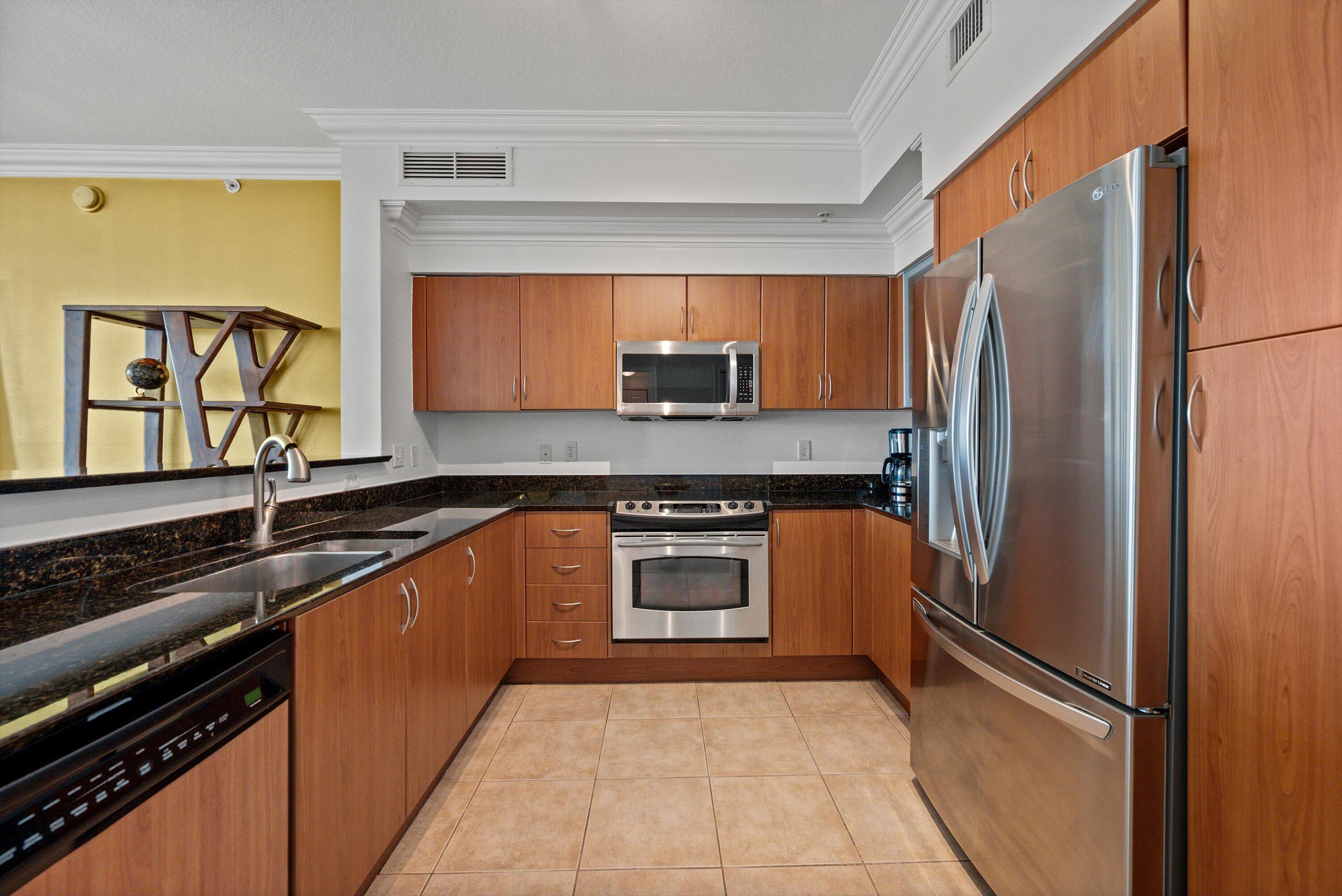 806 East Windward Way, Unit 323 Lantana, FL 33462 - Photo 7 of 32 Kitchen