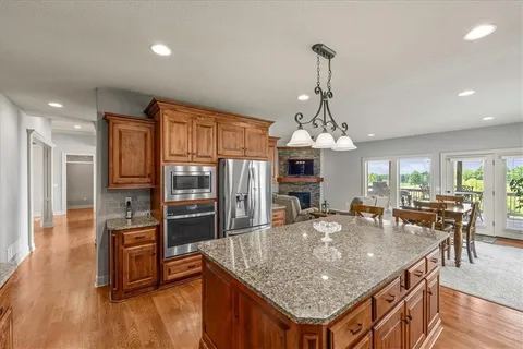 $950,000 | 11775 Northwest 81 Street, Parkville, MO 64152