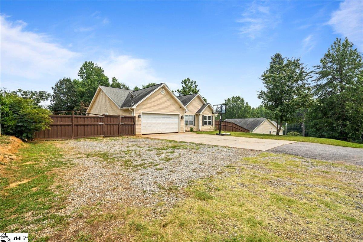 223 Mt Vernon Road Anderson, SC 29624 - Photo 4 of 28