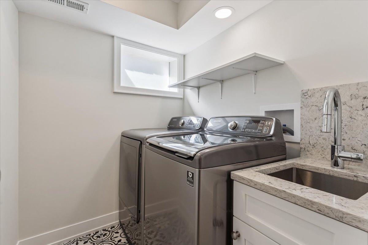 331 Sheridan Road Winnetka, IL 60093 - Photo 73 of 82 a utility room with dryer and washer