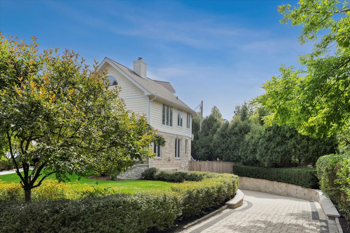 331 Sheridan Road Winnetka, IL 60093 - Photo 76 of 82 a front view of a house with a yard