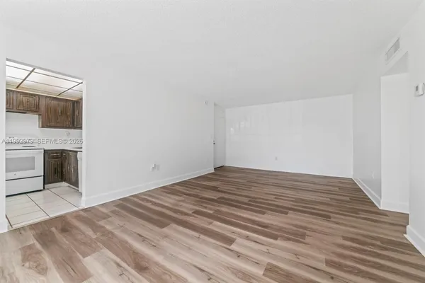 $1,800 | 498 Northwest 165th Street, Unit D201, Miami, FL 33169