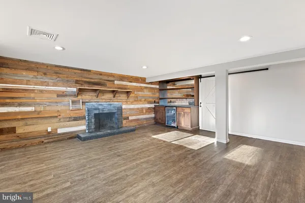 a view of a livingroom with an empty space