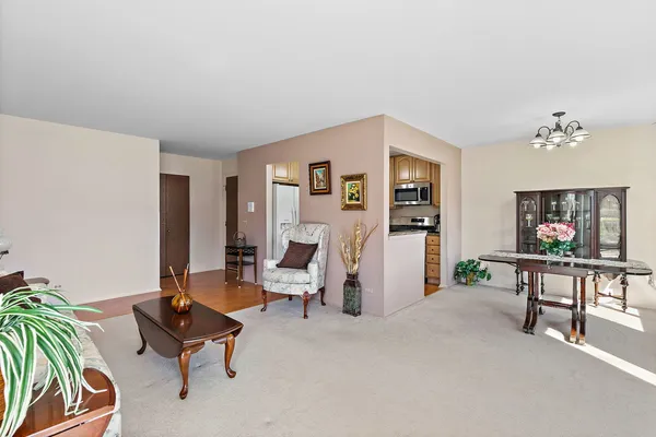 $265,000 | 36 Waterbury Lane, Unit 1, Schaumburg, IL 60193