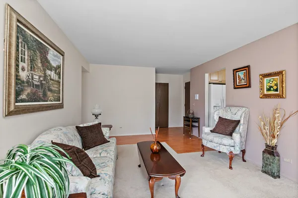 $265,000 | 36 Waterbury Lane, Unit 1, Schaumburg, IL 60193