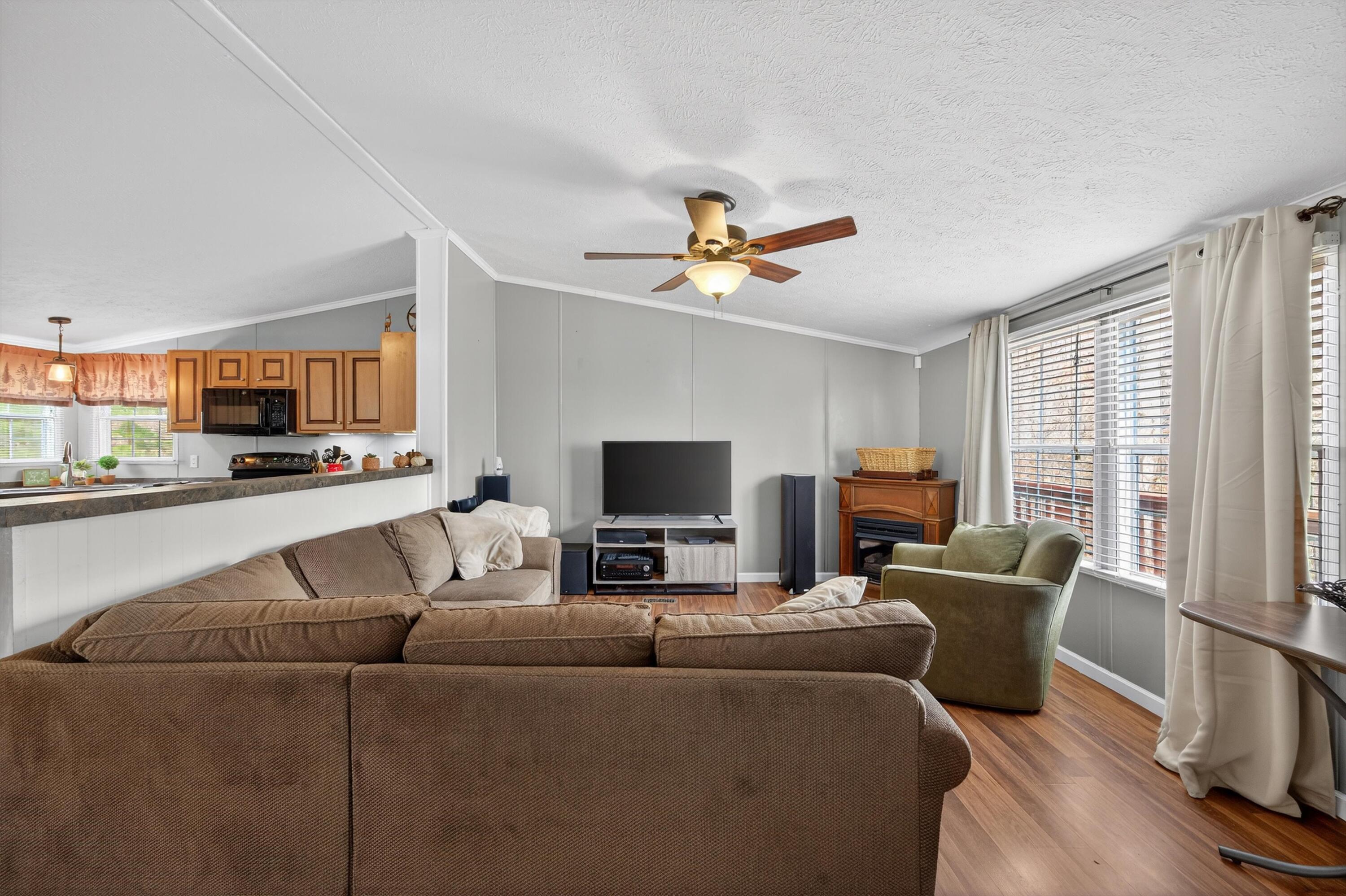 1070 North Pryor Cove Road Jasper, TN 37347 - Photo 4 of 35 Living room