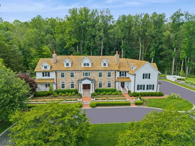 a view of house with a yard