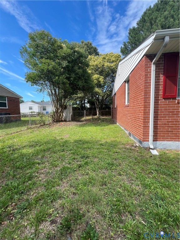 1403 Algona Road Chesapeake, VA 23324 - Photo 7 of 39 Expansive side yard featuring a brick facade, whit
