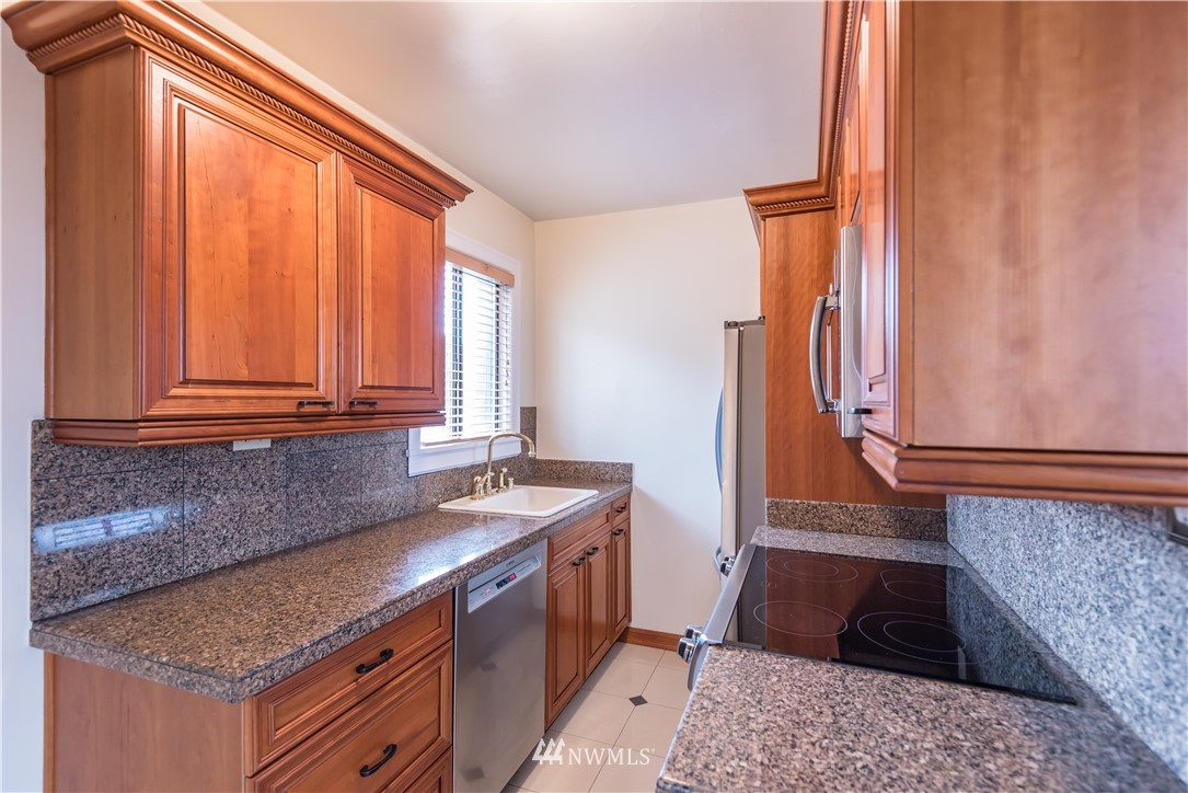 2348 Alki Avenue Southwest, Unit 208 Seattle, WA 98116 - Photo 2 of 10