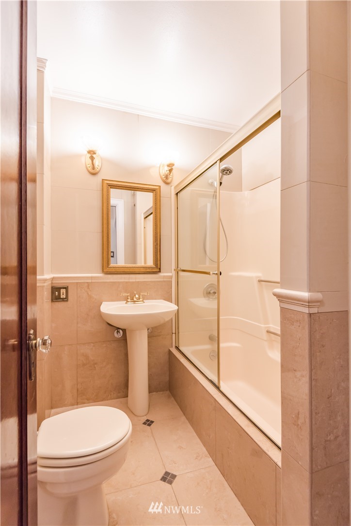 2348 Alki Avenue Southwest, Unit 208 Seattle, WA 98116 - Photo 7 of 10