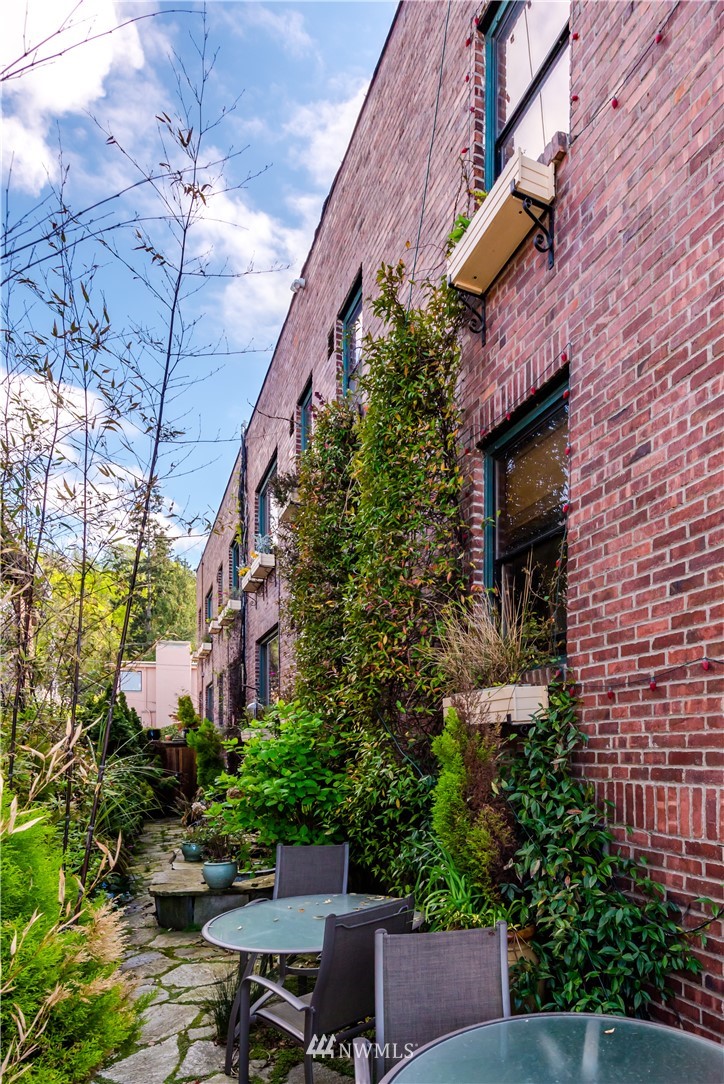 2348 Alki Avenue Southwest, Unit 208 Seattle, WA 98116 - Photo 8 of 10