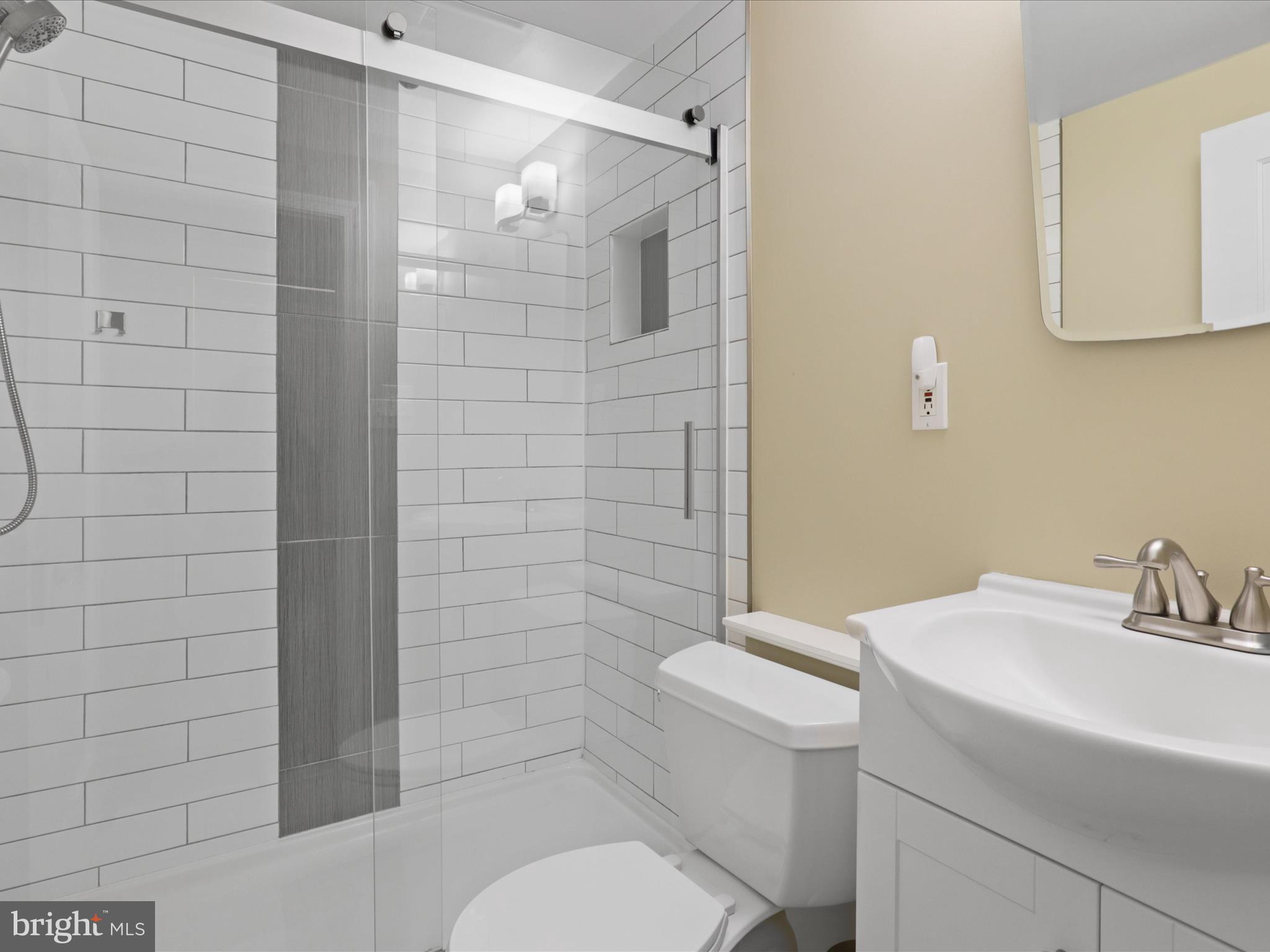 2013 Park Road Northwest Washington, DC 20010 - Photo 28 of 69 Full Bath