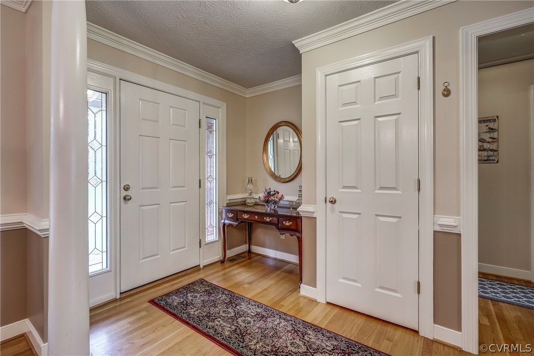 925 Dispatch Road Quinton, VA 23141 - Photo 11 of 27 Large foyer view from dining room.