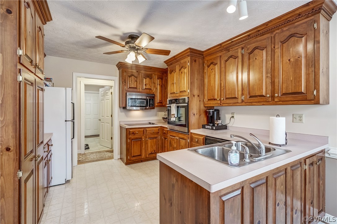 925 Dispatch Road Quinton, VA 23141 - Photo 14 of 27 Kitchen with beautiful dentil molding.