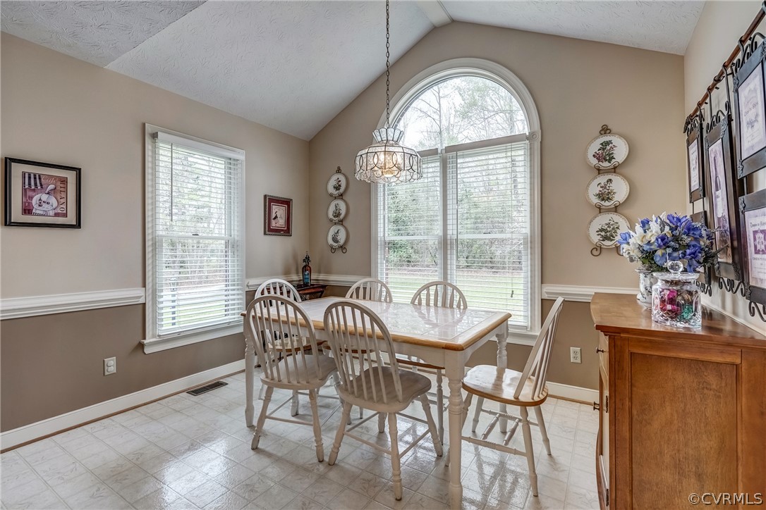 925 Dispatch Road Quinton, VA 23141 - Photo 15 of 27 Large eat-in area