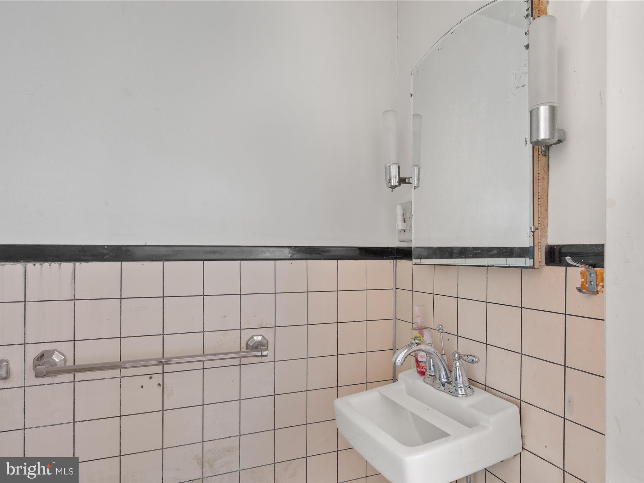 140 Delaware Avenue Laurel, DE 19956 - Photo 21 of 53 Main Floor Powder Bath