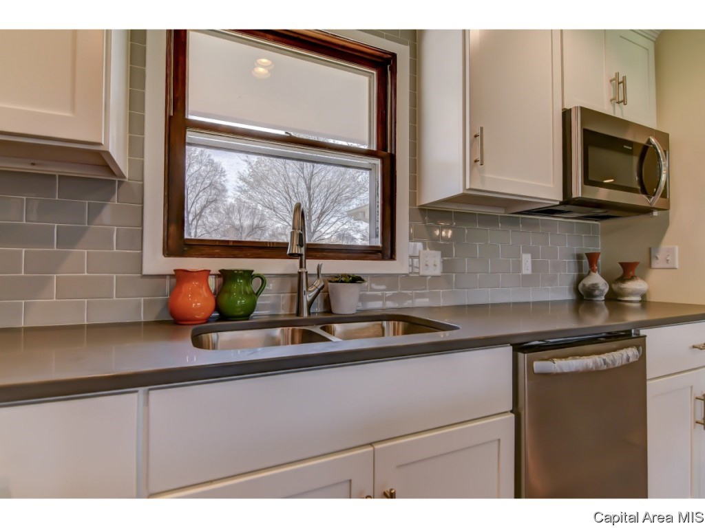 2319 Hampton Drive Springfield, IL 62704 - Photo 7 of 35 Gallery Image 7
