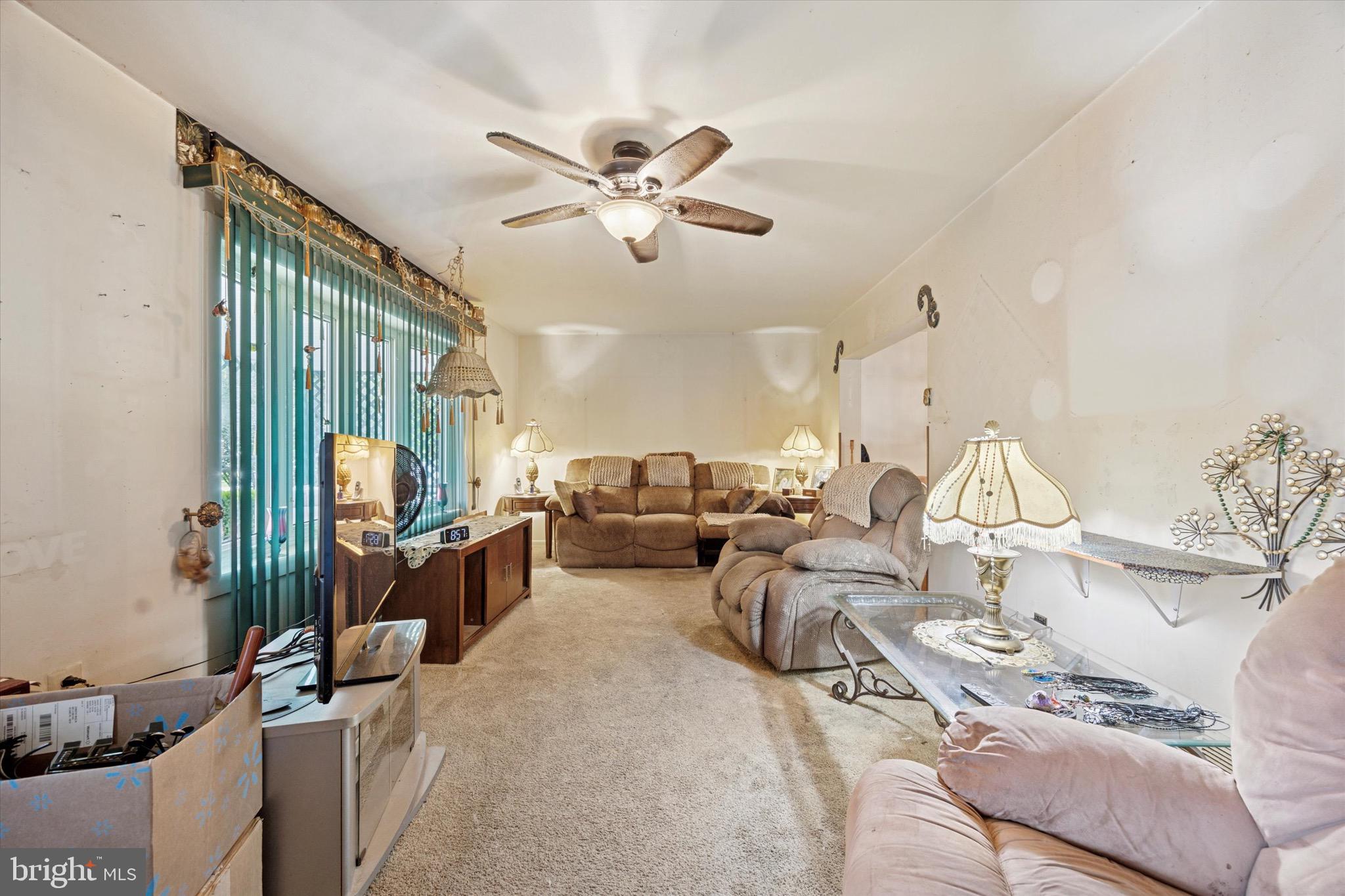 662 South Oak Avenue Secane, PA 19018 - Photo 4 of 39 a living room with furniture