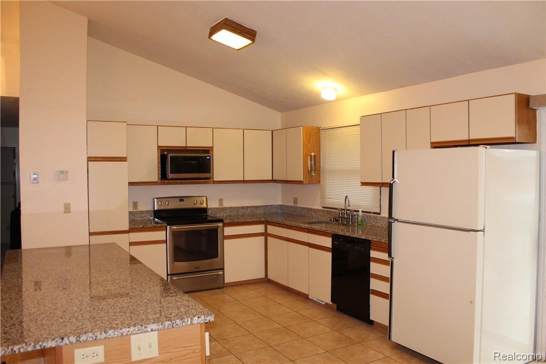 2447 Rochester Court Troy, MI 48083 - Photo 6 of 18 IMG_0105.jpg