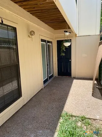 $1,600 | 6718 Silvermine Drive, Unit 302, Austin, TX 78736