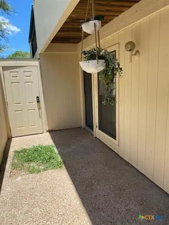 $1,600 | 6718 Silvermine Drive, Unit 302, Austin, TX 78736