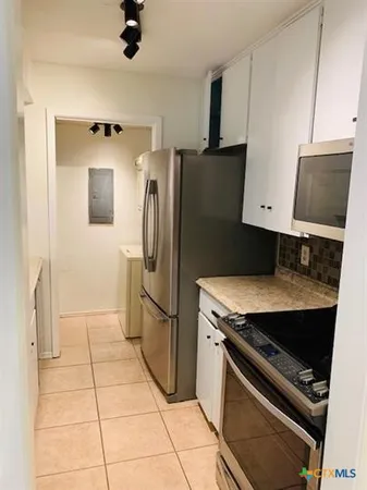 $1,600 | 6718 Silvermine Drive, Unit 302, Austin, TX 78736