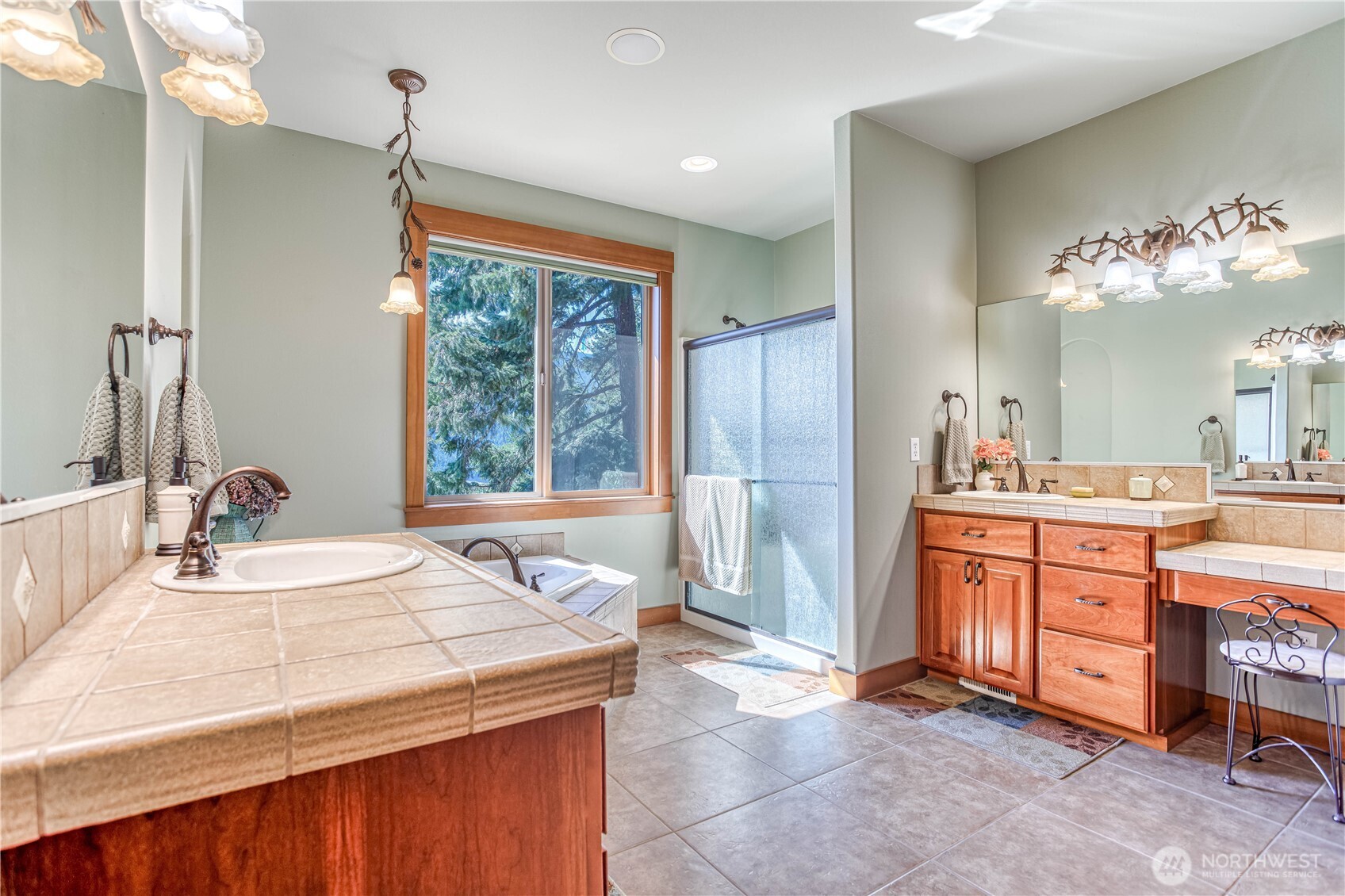 145 Lava Lane Ronald, WA 98940 - Photo 21 of 39 a spacious bathroom with a tub sink and a mirror
