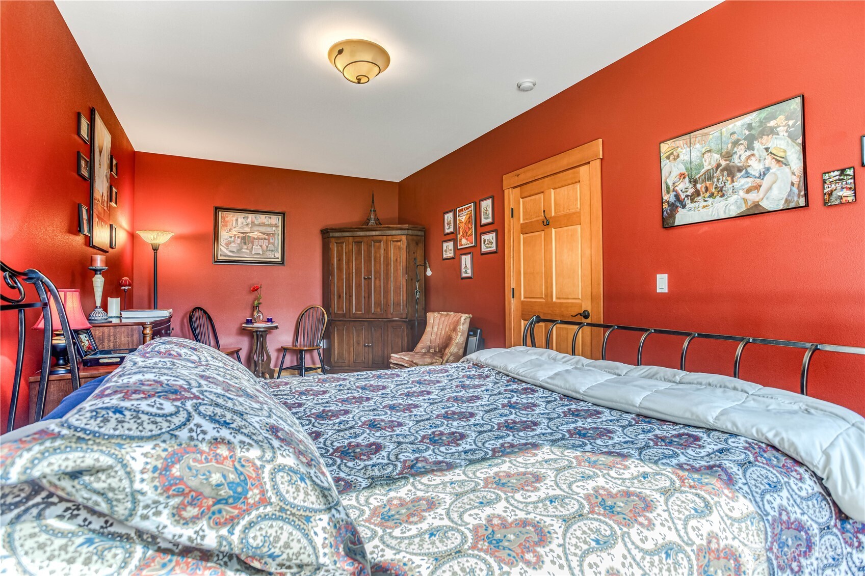145 Lava Lane Ronald, WA 98940 - Photo 26 of 39 a bedroom with a large bed and a chandelier