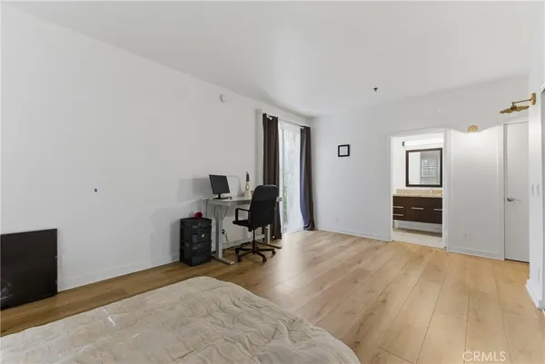 a view of a livingroom with a workspace