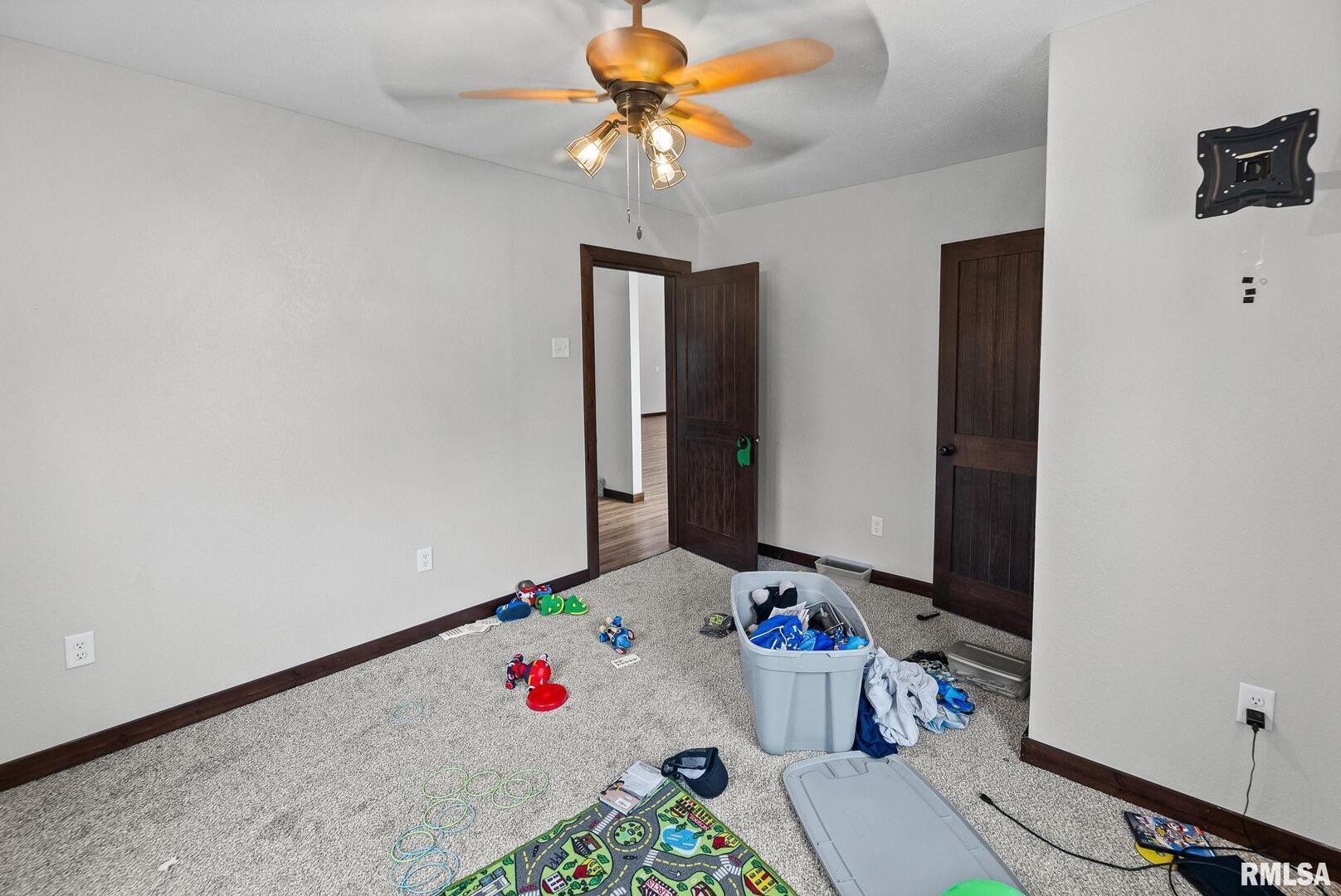 7984 Wilson Road Kinmundy, IL 62854 - Photo 20 of 36 a very nice looking room with a window