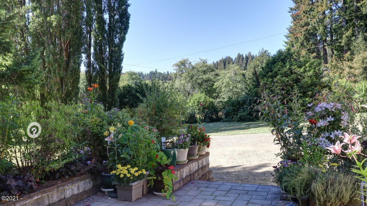 648 Olalla Road Toledo, OR 97391 - Photo 33 of 43 Front Patio