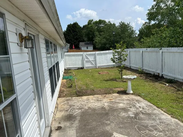 a view of a backyard