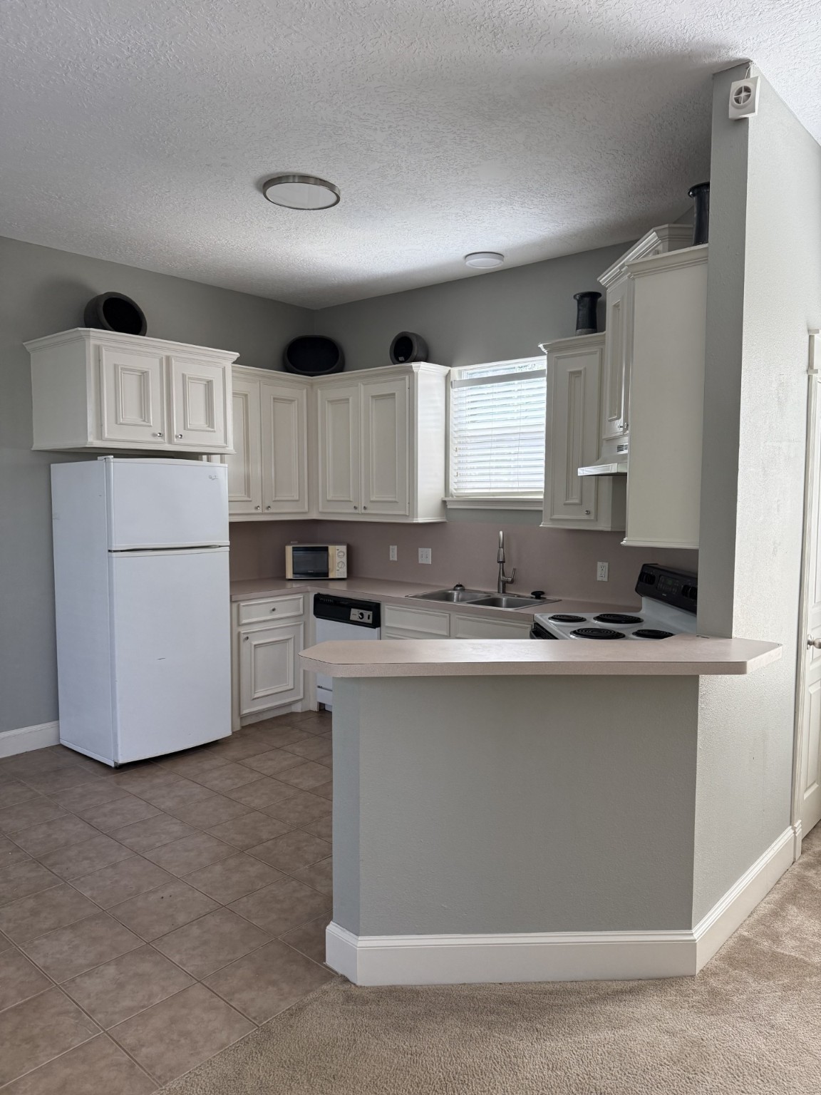 1519 Avenue M, Unit DOWN Galveston, TX 77550 - Photo 4 of 9 a kitchen with kitchen island a white cabinets and a sink